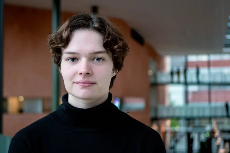Närbild av Sami Korander som ler mot kameran. 
