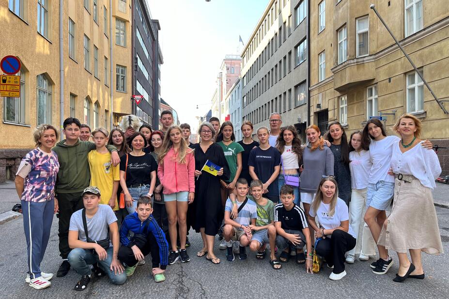 Ukrainska gäster och biträdande borgmästare Johanna Laisaari i Helsingfors centrum.