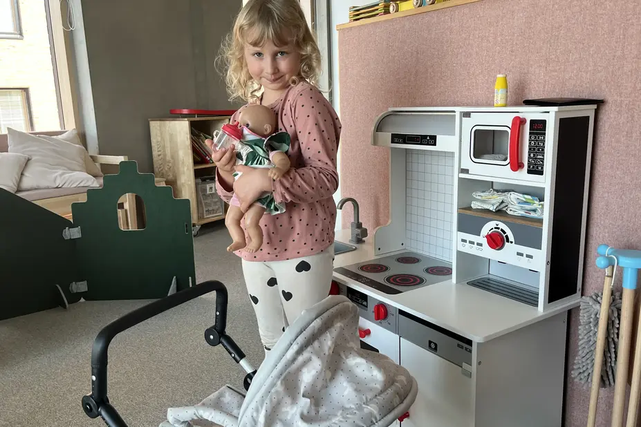 Päiväkodissa lapsi ja leluja
