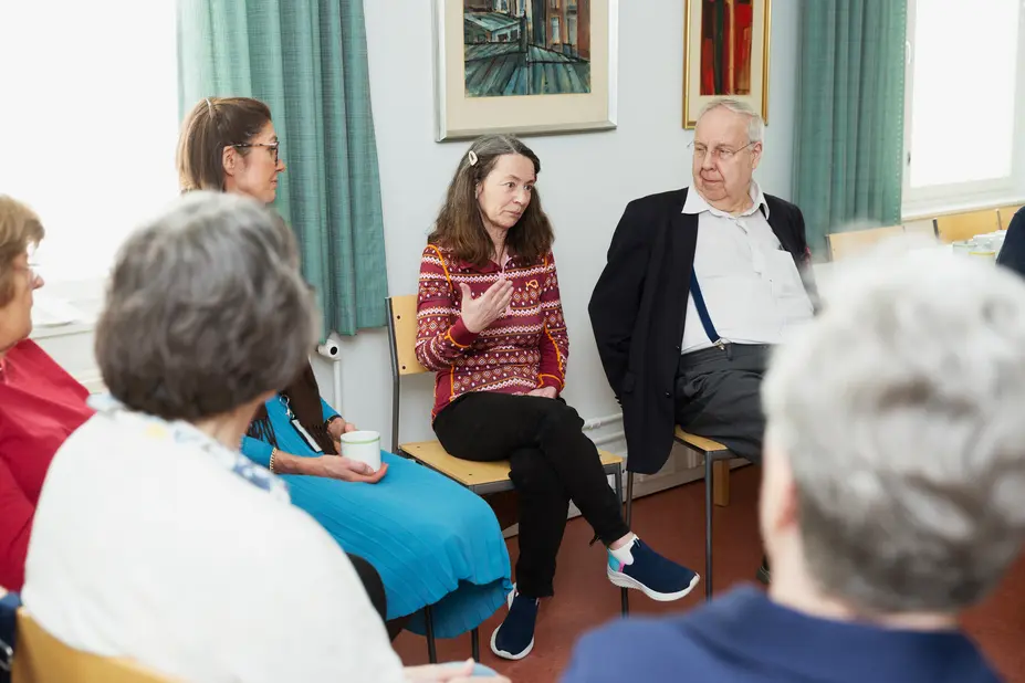 Dialogpaus-diskussionens deltagare diskuterar.