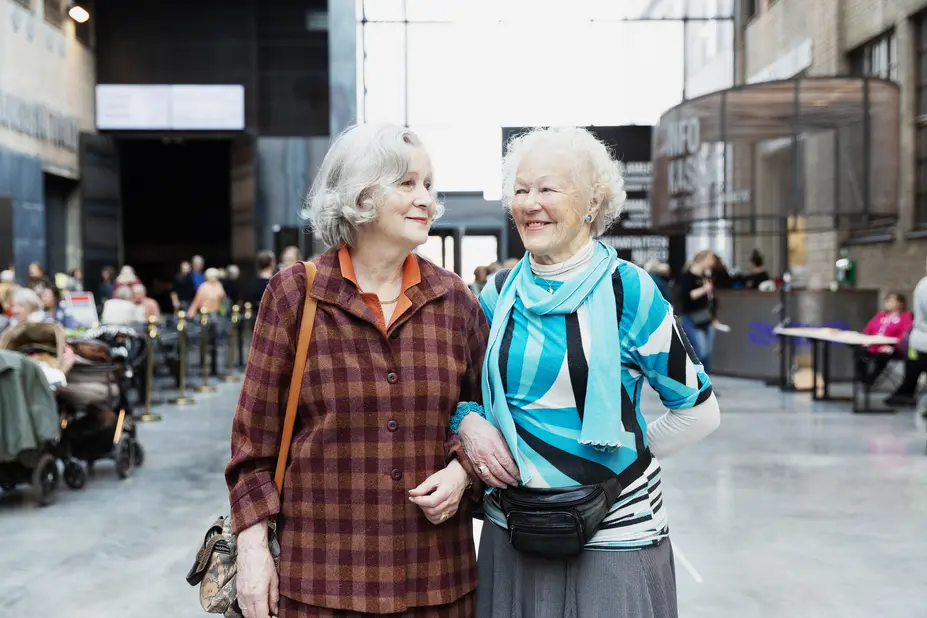 Anne and Anja are smiling.