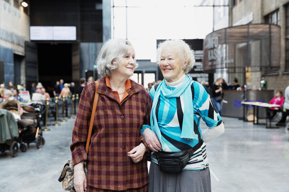 Anne and Anja are smiling.