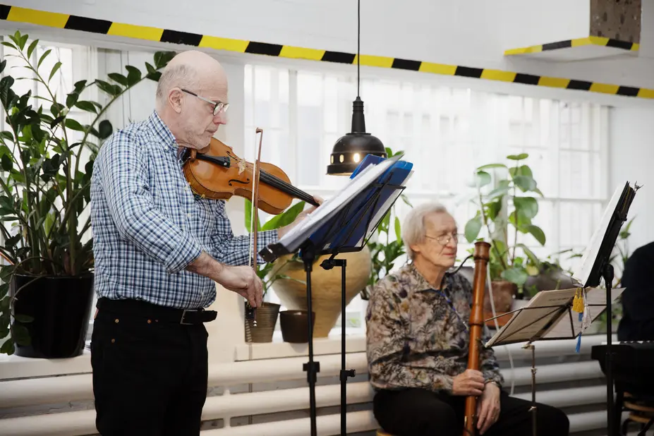 Seniors playing the violin, among other things.