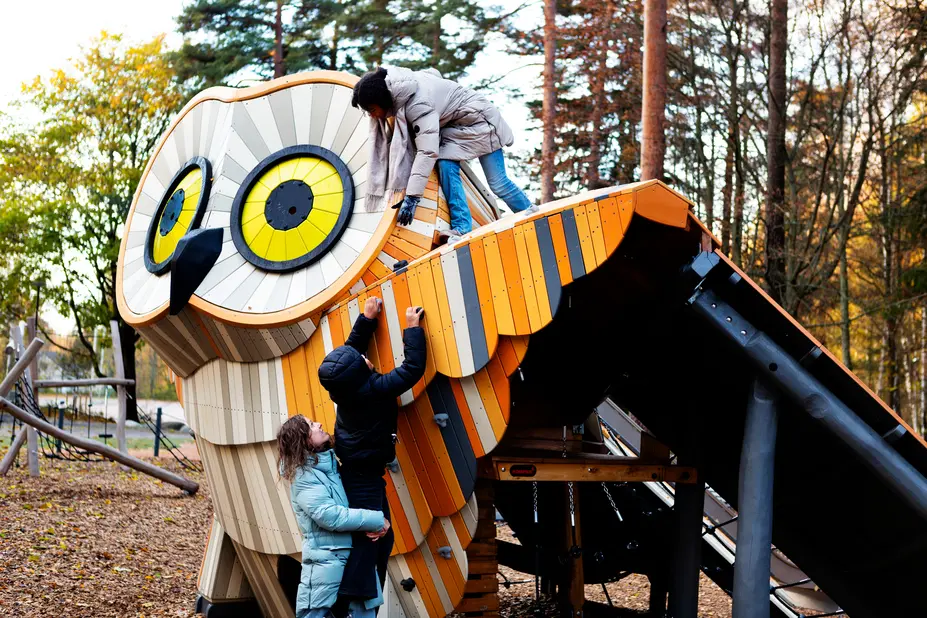 Iso pöllön näköinen kiipeilyteline leikkipuistossa