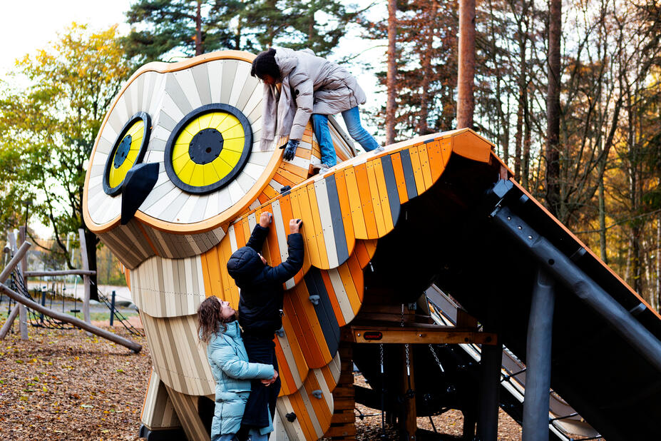 Iso pöllön näköinen kiipeilyteline leikkipuistossa