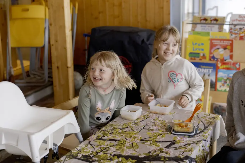 Lapset syövät leikkipuistossa kesälounasta.