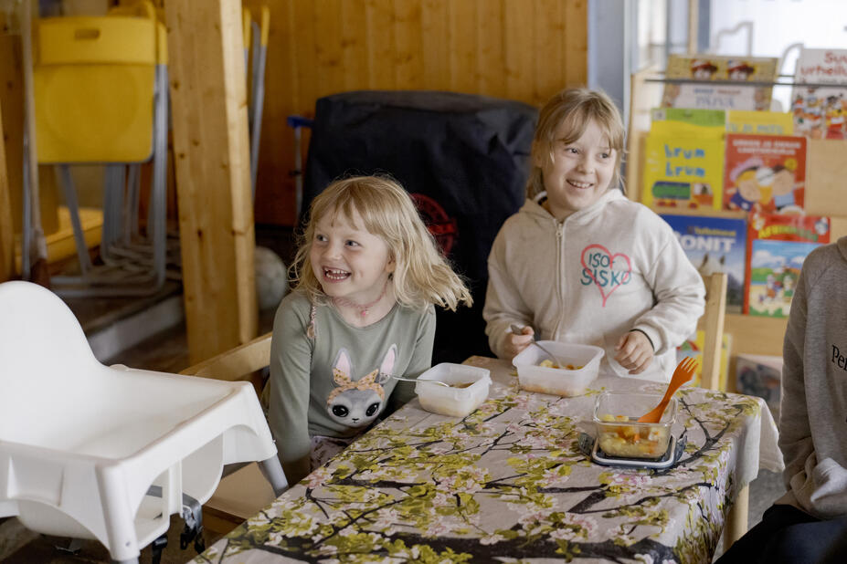 Lapset syövät leikkipuistossa kesälounasta.