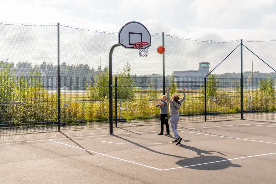 Koripalloa pelaavia lapsia Malminkentällä