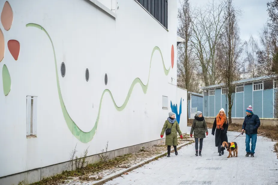 Henkilöitä kävelee Meri-Rastilan kaduilla.
