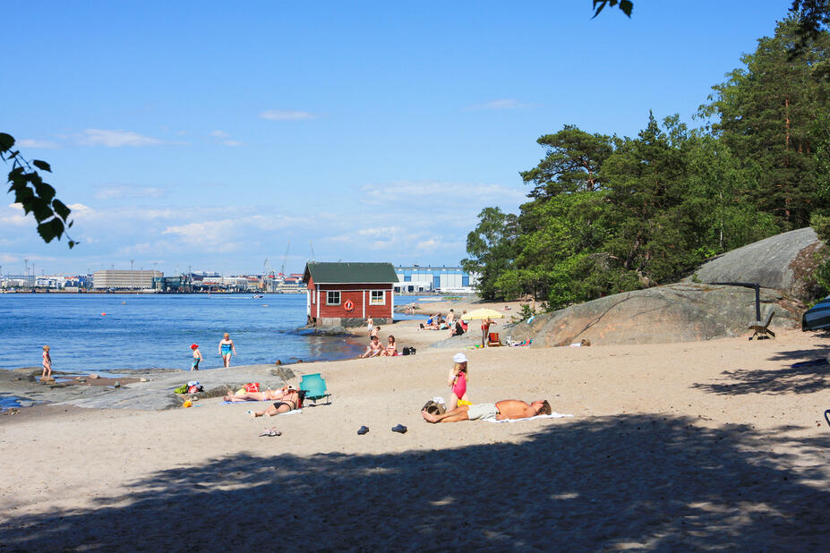 Auringonottajia Pihlajasaaren uimarannalla.