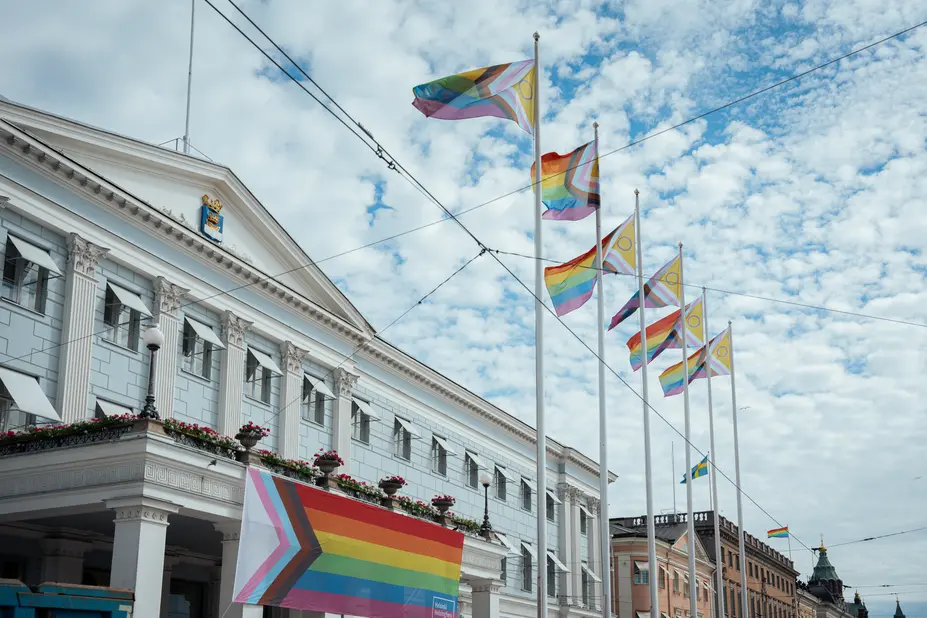Pride-liput liehuvat kaupungintalolla.