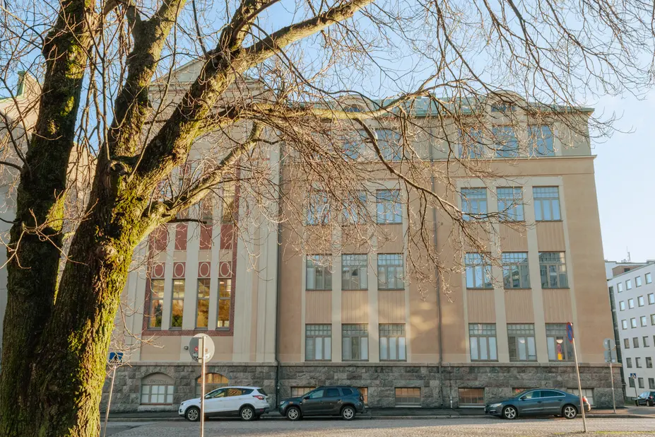 Julkisivu.