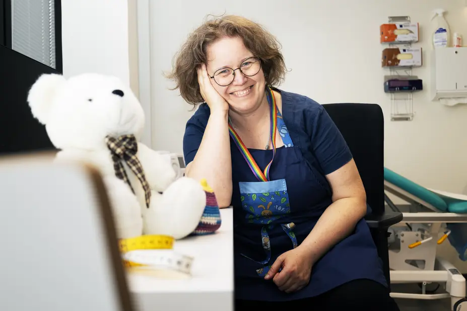 Terveydenhoitaja Johanna Koivisto istuu työpöytänsä ääressä.