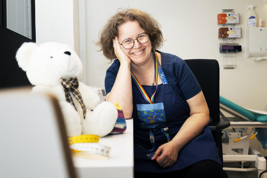 Terveydenhoitaja Johanna Koivisto istuu työpöytänsä ääressä.