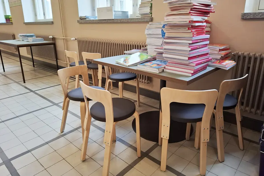 Entisöityjä tuoleja pöydän ympärillä.