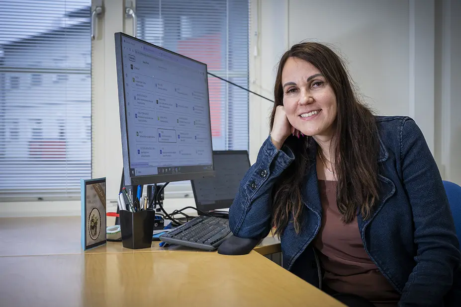 Katri Hyrsky työhuoneessaan tietokoneen ääressä