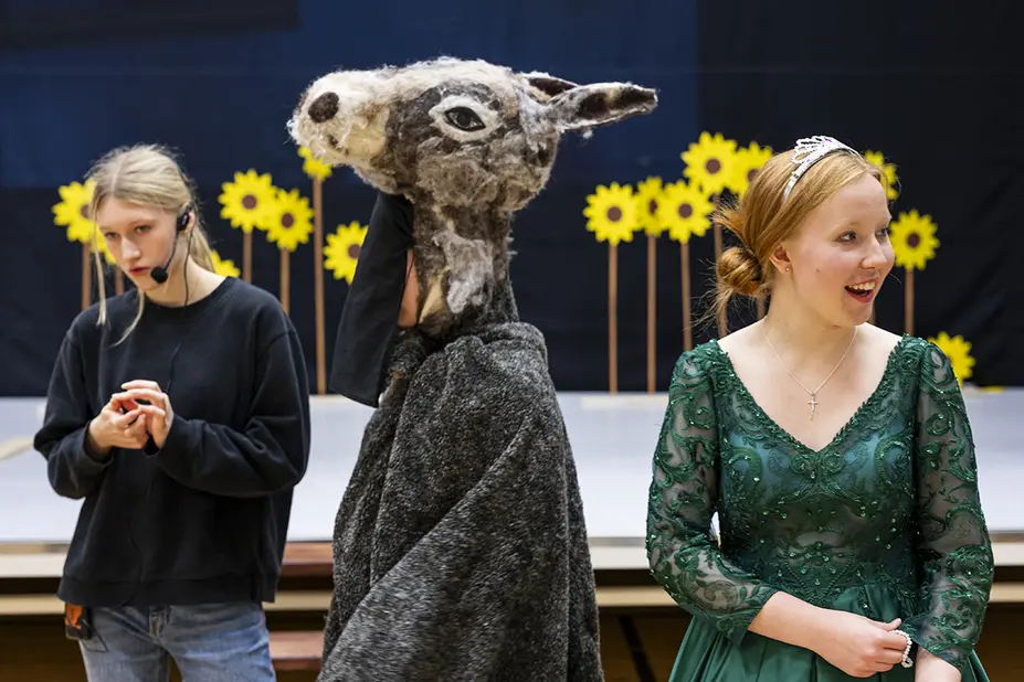 Oppilaat harjoittelevat musikaalin ensi-iltaa varten