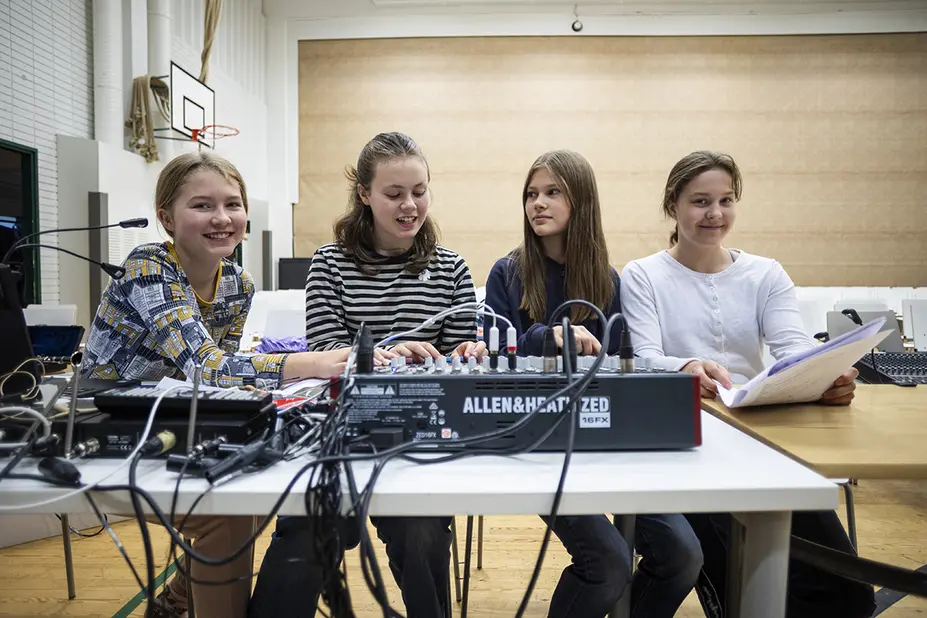 Oppilaat harjoittelevat musikaalin ensi-iltaa varten