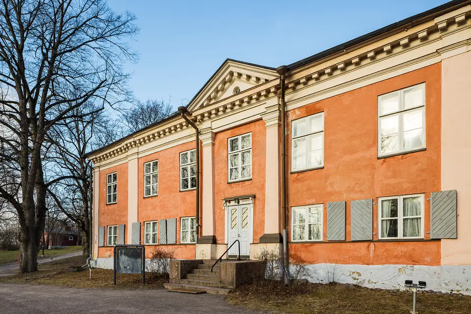 Kulosaaren kartanon julkisivu.