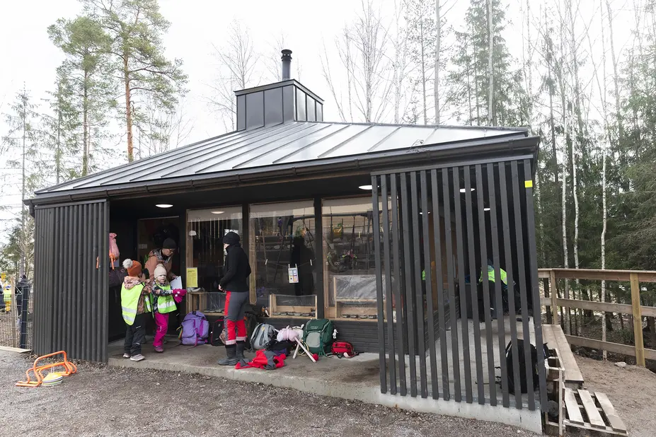 Moderni kota päiväkodin pihassa
