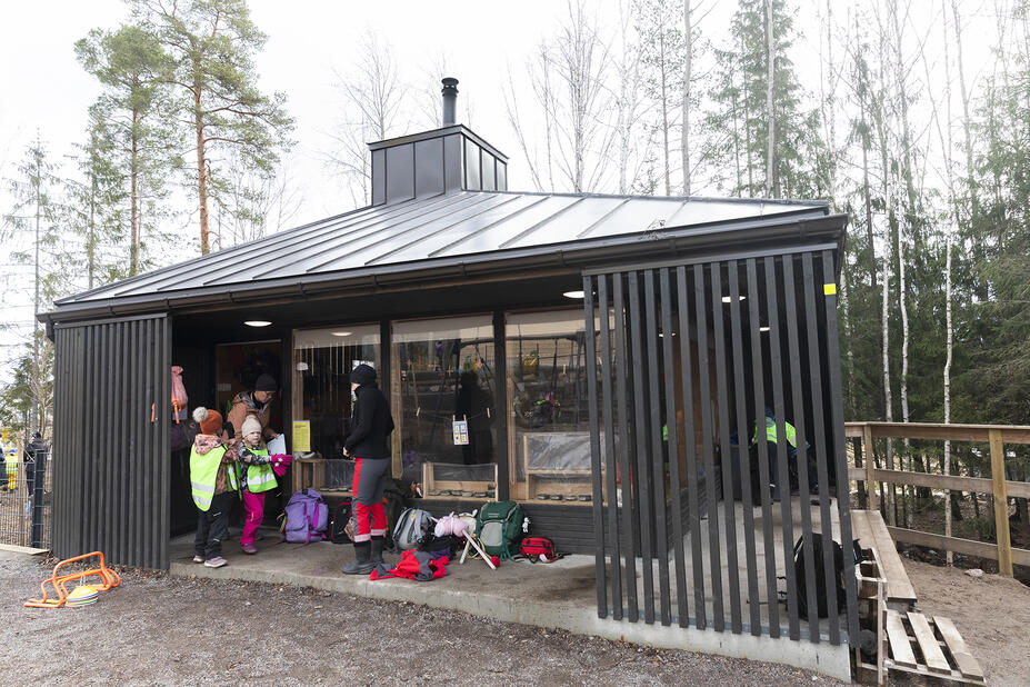 Moderni kota päiväkodin pihassa