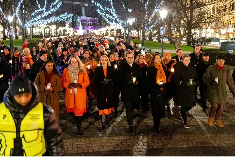 Hiljaisessa kynttiläkulkueessa satoja ihmisiä 