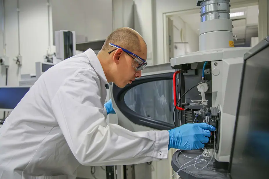 Laboratorioalan opiskelija Winlend Virtanen tekemässä harjoitustyötä.