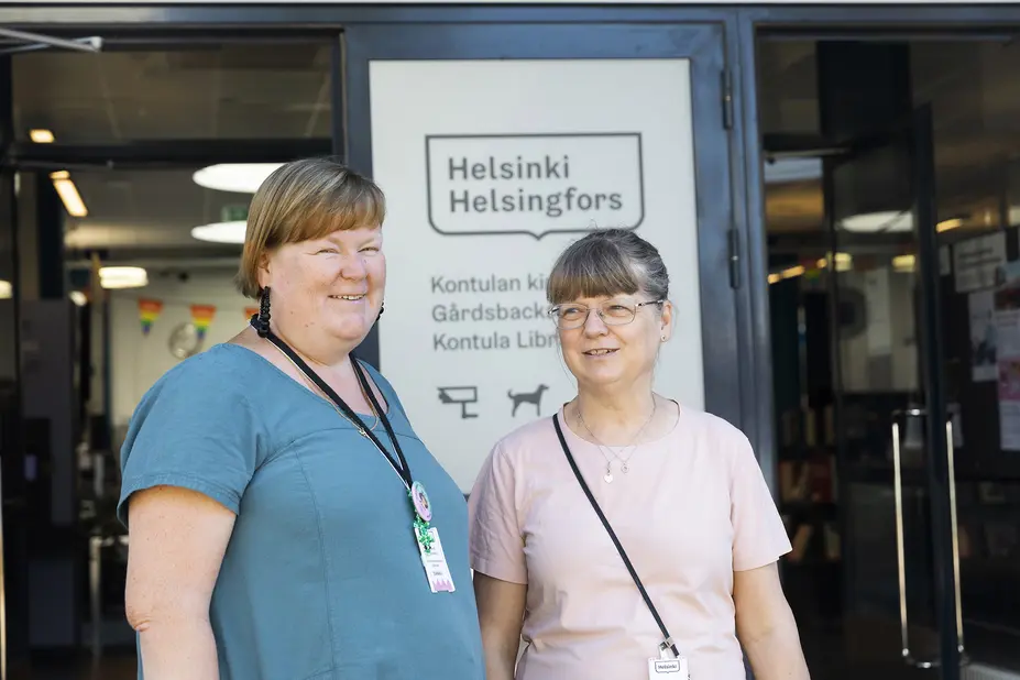 Sanna Rahkola ja Satu Merilä Kontulan kirjaston edessä