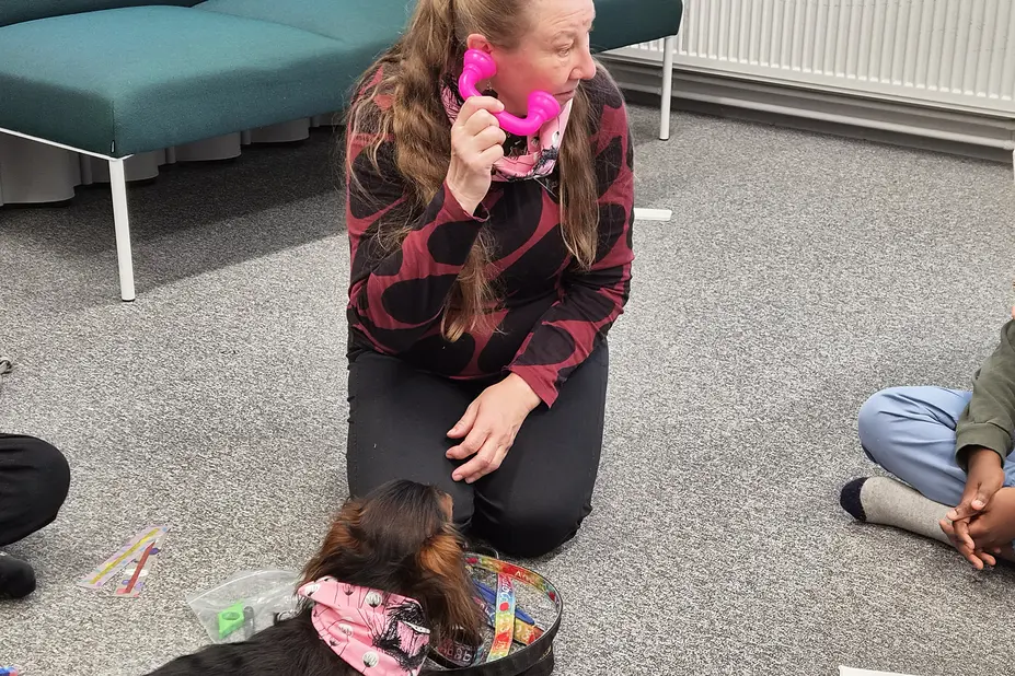 Eeva Kenttä käyttää lukupuhelinta.