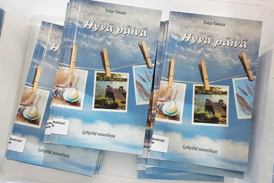 Hyvä päivä -selkokirjoja kahdessa pinossa