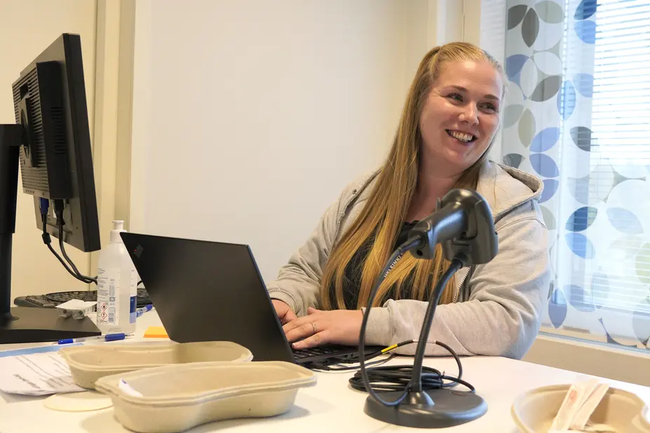 Terveydenhoitaja Mari Kivelä tietokoneen ääressä