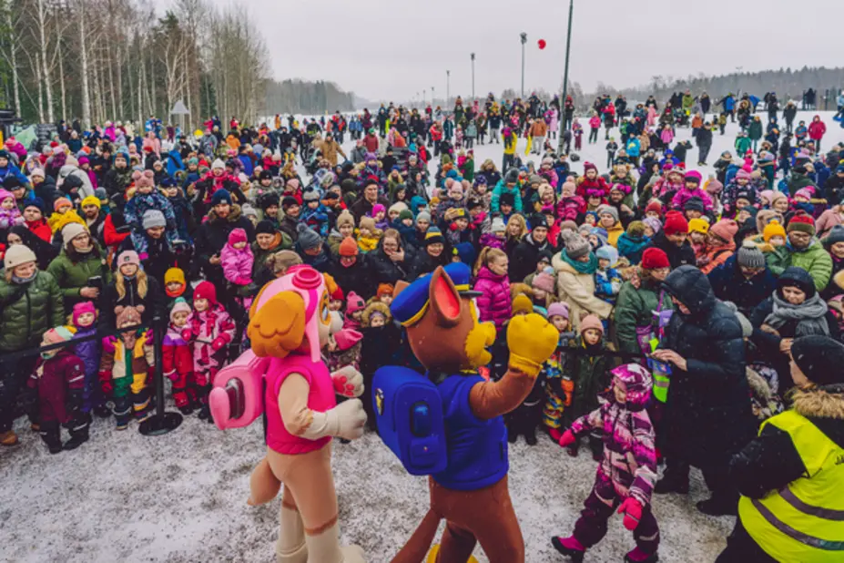 Esiintyjiä ja yleisöä Stadin talviriehassa.