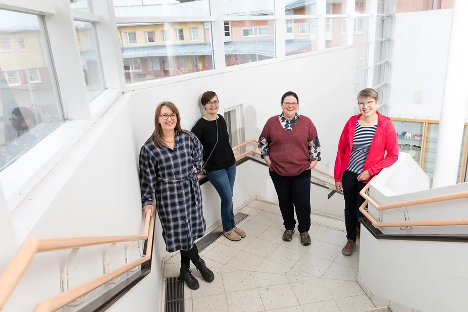 Jaana Lahtinen-Mayengo, Leena Jämsén, Riikka-Maria Kling ja Teija Naskali koulun portaikossa