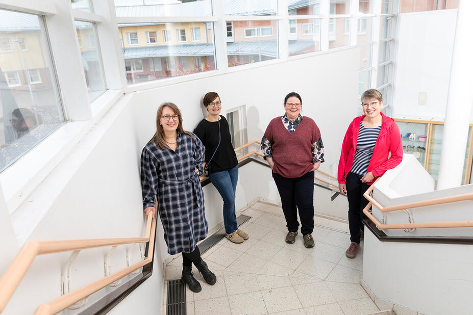 Jaana Lahtinen-Mayengo, Leena Jämsén, Riikka-Maria Kling ja Teija Naskali koulun portaikossa