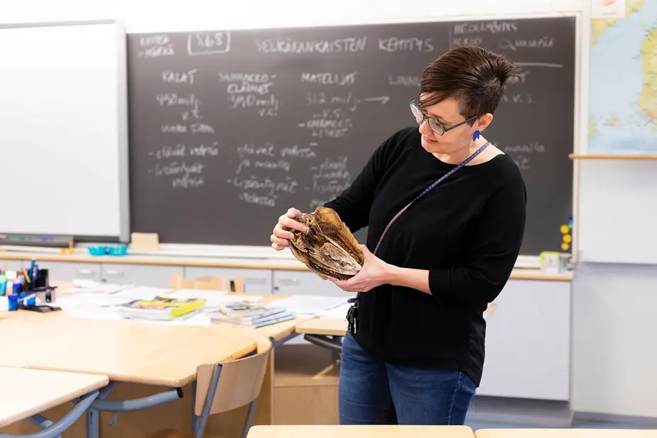 Leena Jämsén koululuokassa