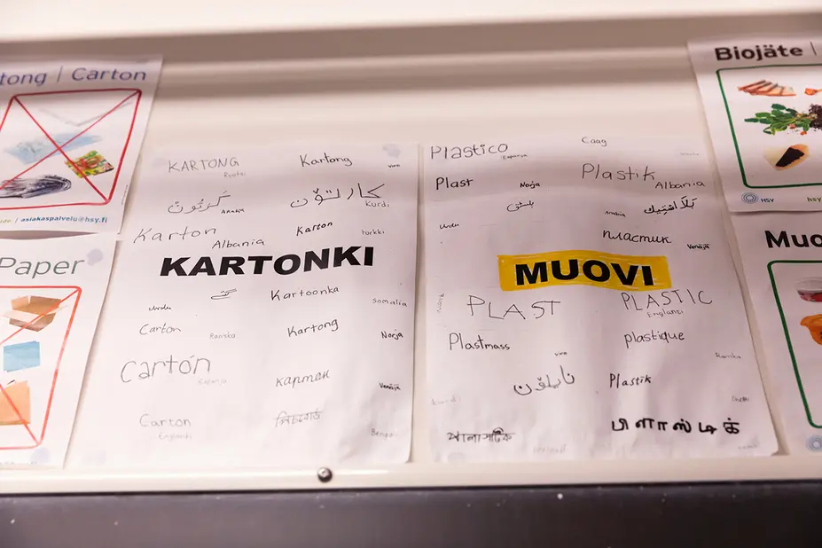 Sanoja paperilla eri kielille käännettynä