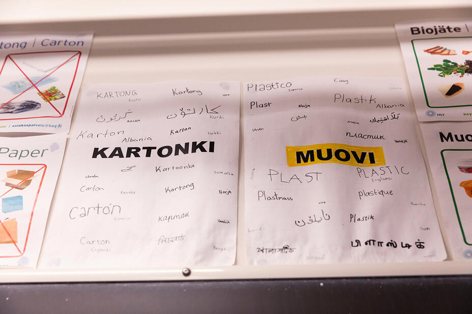 Sanoja paperilla eri kielille käännettynä