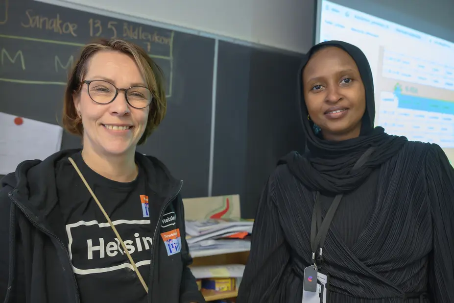 Mia Heinonen ja Fadumo Bulhan ovat päässeet todistamaan, kuinka suomen kielen opiskelu helpottuu, kun asioita tehdään yhdessä.