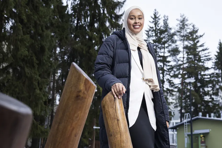 Sahro Ibrahim leikkipuistossa.