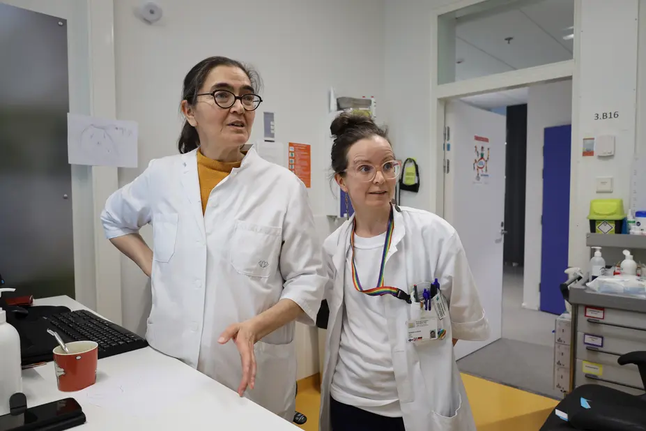 Moona ja Valentina seisovat työhuoneessa