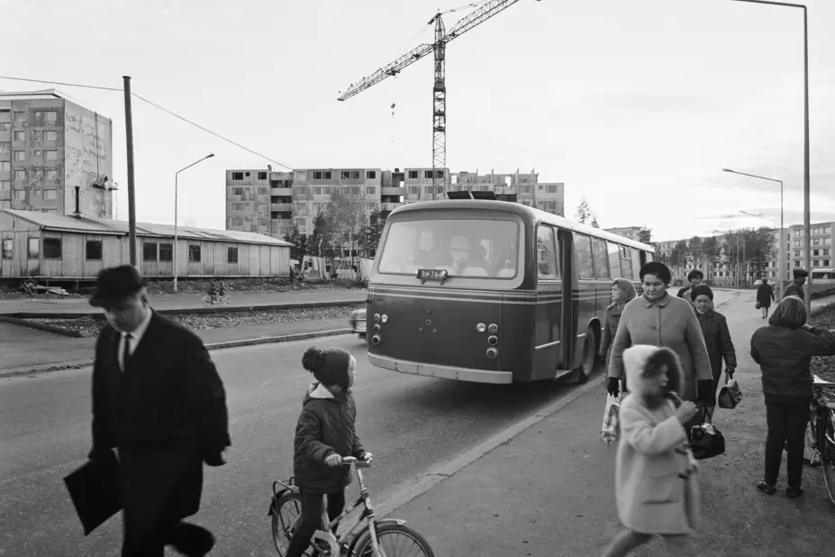 Ihmisiä bussipysäkillä Kontulassa vuonna 1967. Taustalla näkyy rakennustyömaa.