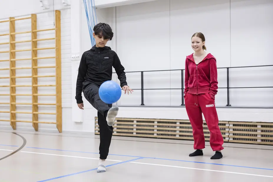 Ali potkii palloa, Aada katselee