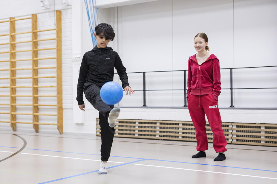 Ali potkii palloa, Aada katselee