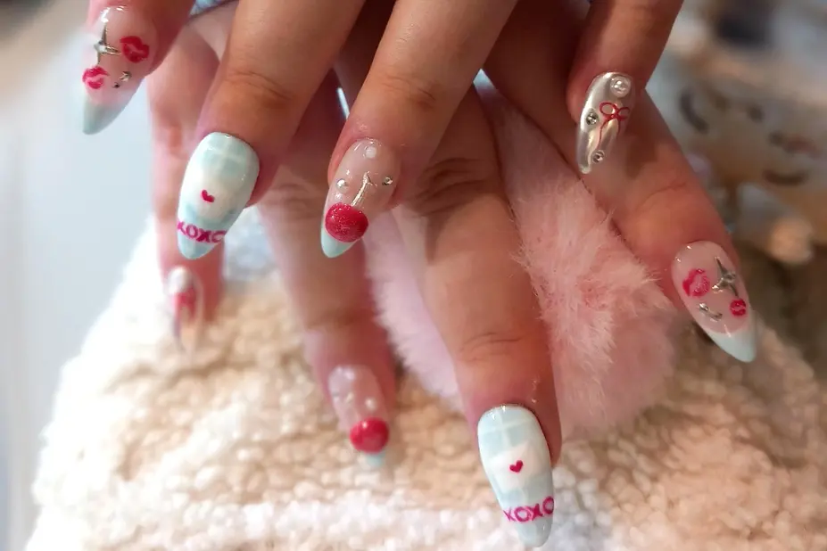 Noora shows her beautiful nails.