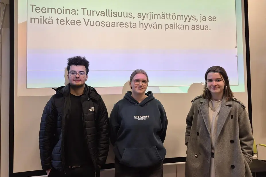 Ravin Ali Mohammed, Ella Hegg ja Josefiina Lehtonen keskustelivat Vuosaaren vahvuuksista ja turvallisuudesta. Kuva: Gurman Saini
