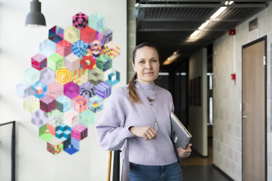 Nora Pehrsson koulun käytävällä