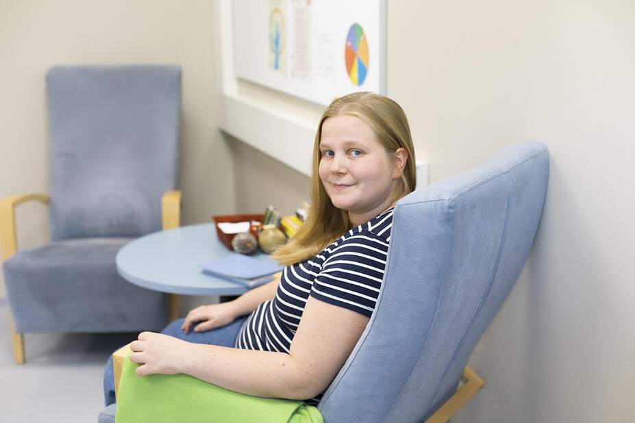 Heidi Kuvaja istuu tuolilla