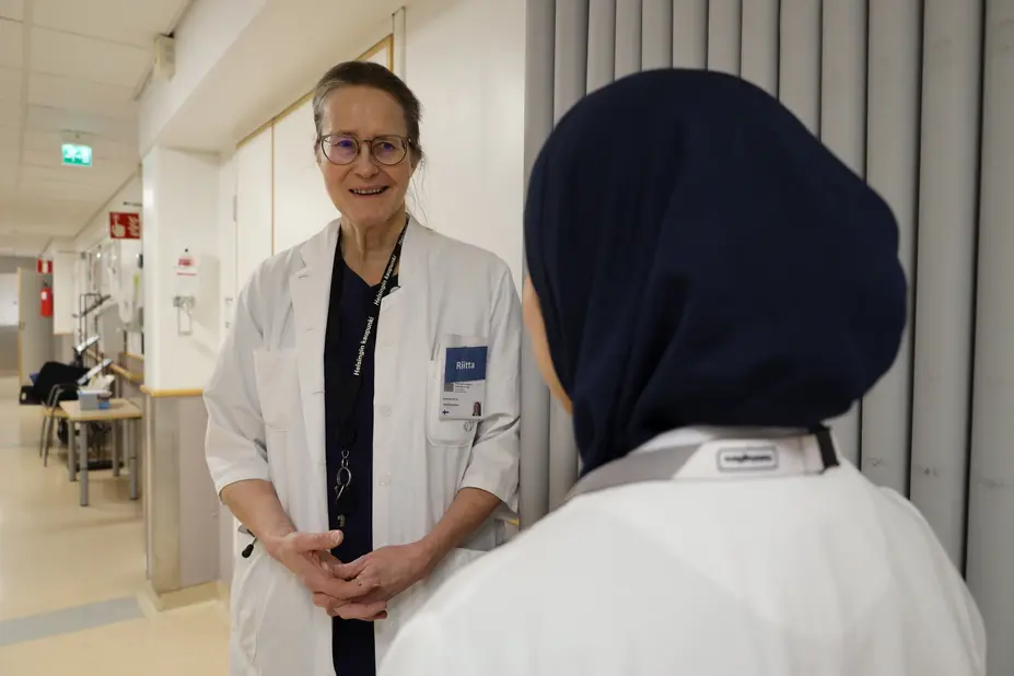Geriatrian erikoislääkäri ja Malmin sairaalan apulaisylilääkäri Riitta Rowland keskustelee erikoistuvan lääkärin, Zahra Alimyn kanssa.