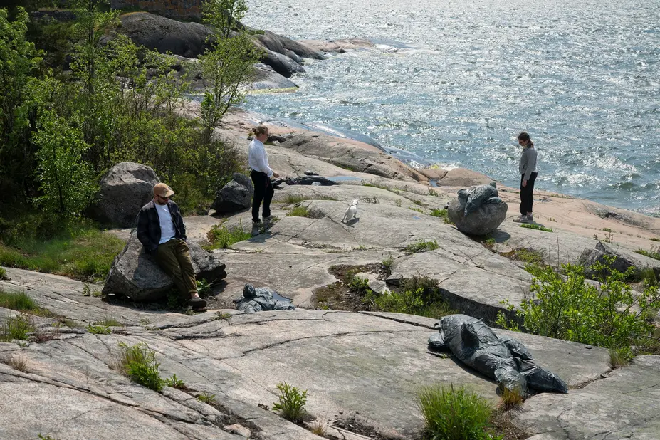 Sara Bjarland: Rantautuminen, 2025. Helsinki Biennaali 8.6.–21.9.2025, Vallisaari.