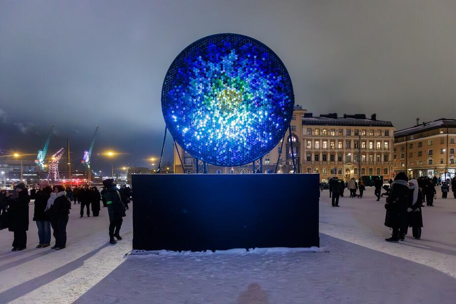 Sébastien Lefèvren Soleil nuit Albireo -valoteos, joka on sininen ja pyöreä.